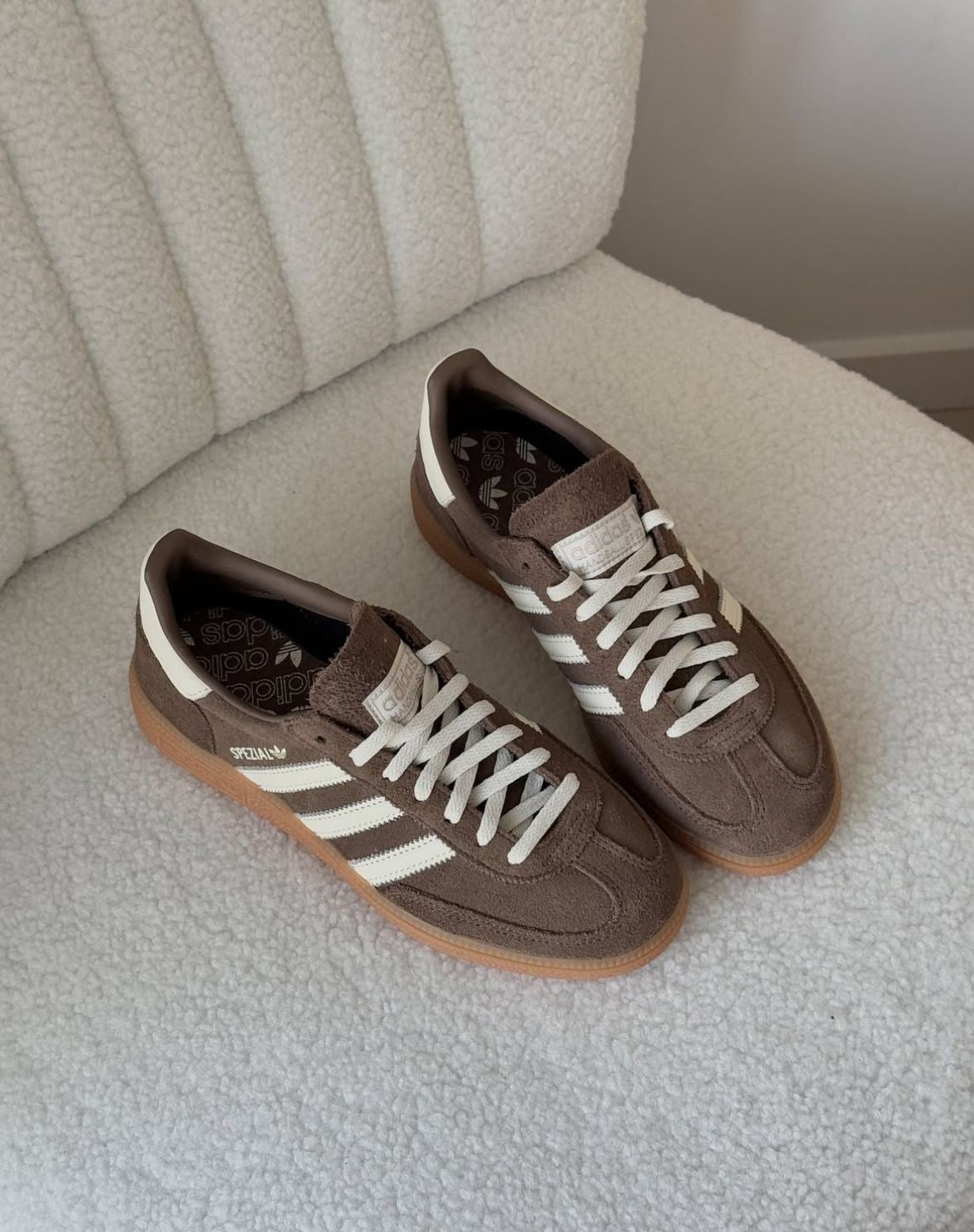 Adidas spezial castanho y blanco